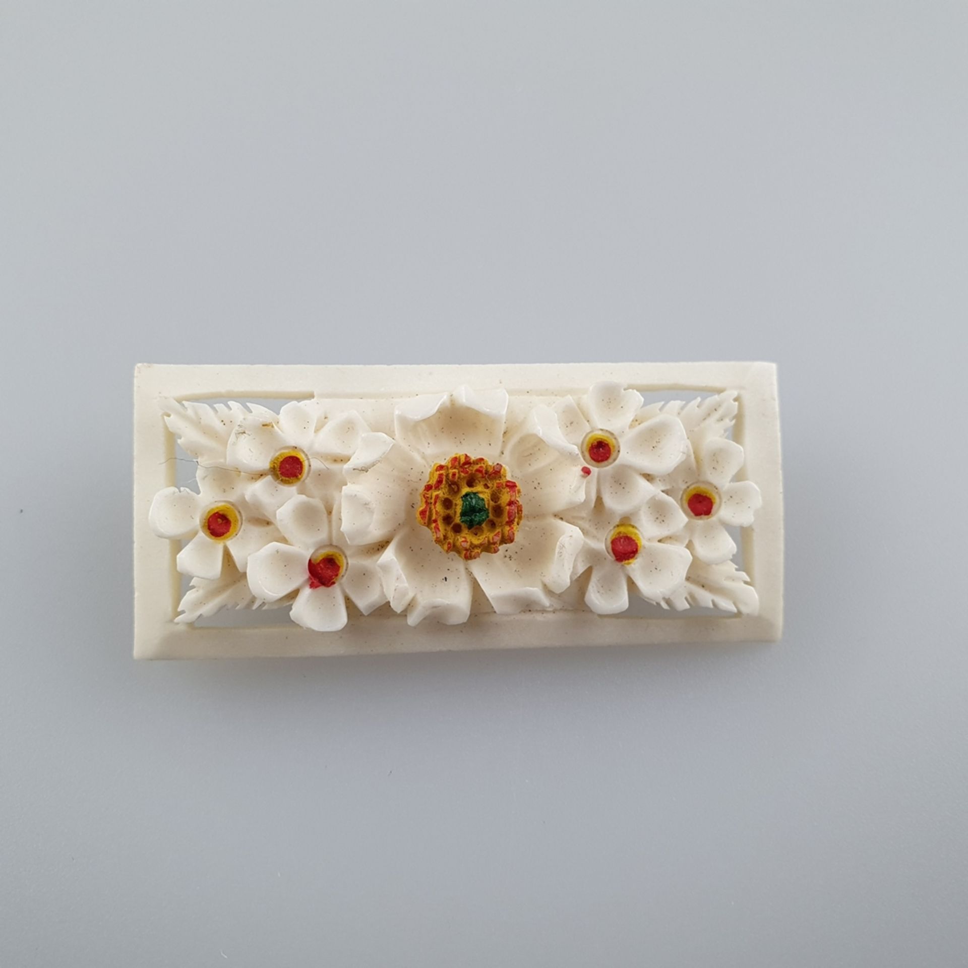 Konvolut Elfenbeinschmuck - 6-tlg: 4 florale Broschen, verschiedene Ausführungen und Größen, 2 Marg - Image 2 of 5