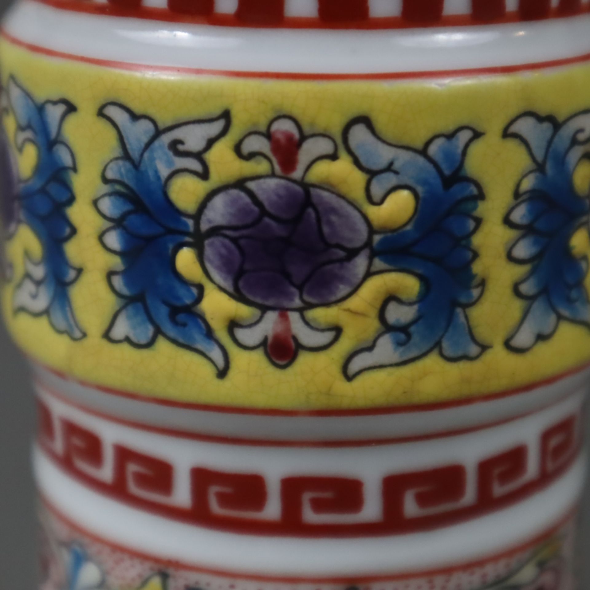 Vase - Porzellan, China 20.Jh., in traditioneller Gu-Form mit üppigem floralen Schmelzfarbendekor, - Bild 7 aus 8
