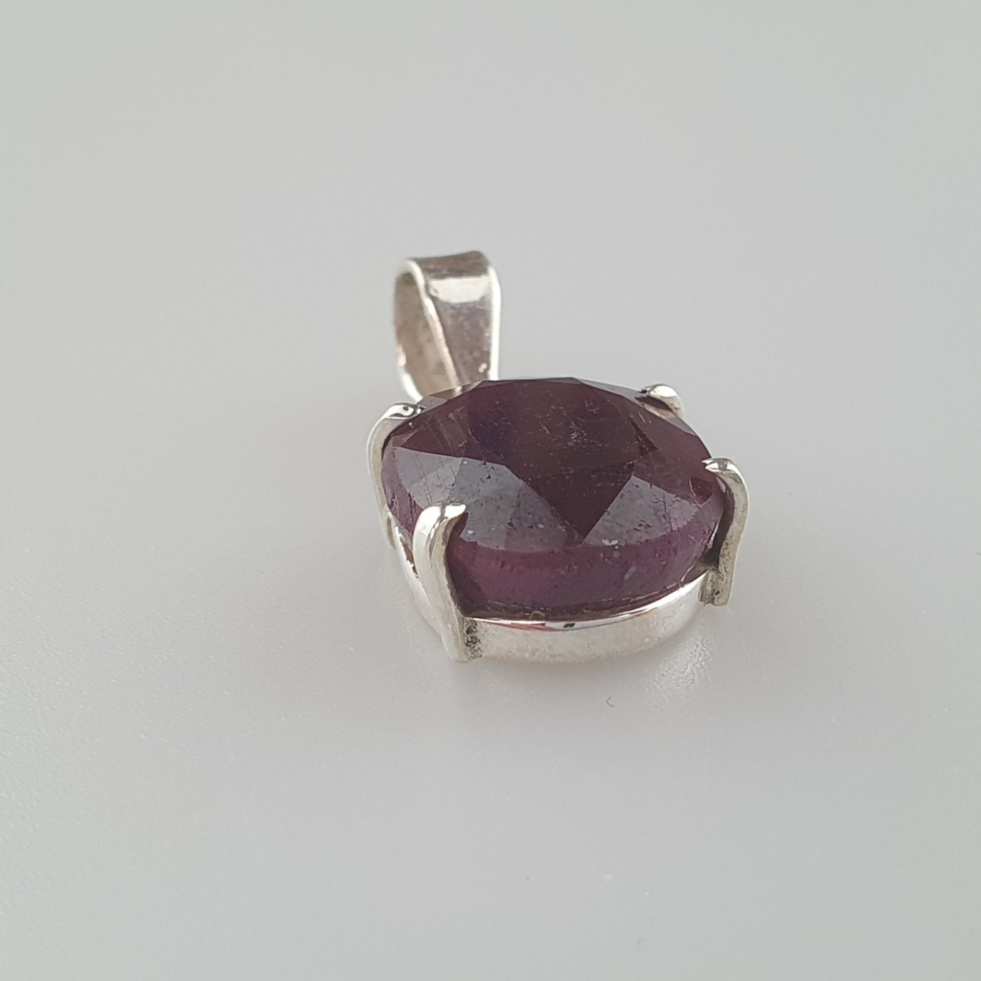 Rubin-Anhänger - 925er Silber, besetzt mit facettier | 925 Silver Pendant with a Ruby of 15ct, ca. - Image 2 of 4