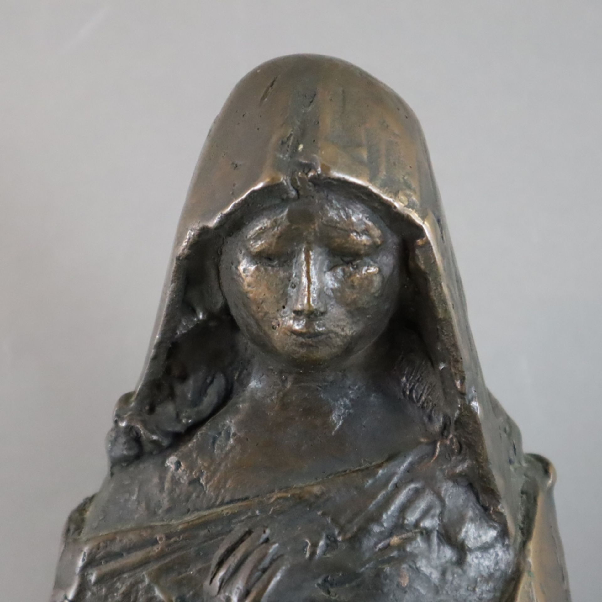 Spreng, Blasius (1913-München-1987) - Marienfigur, um 1960, Bronze, braun patiniert, Darstellung de - Image 3 of 11