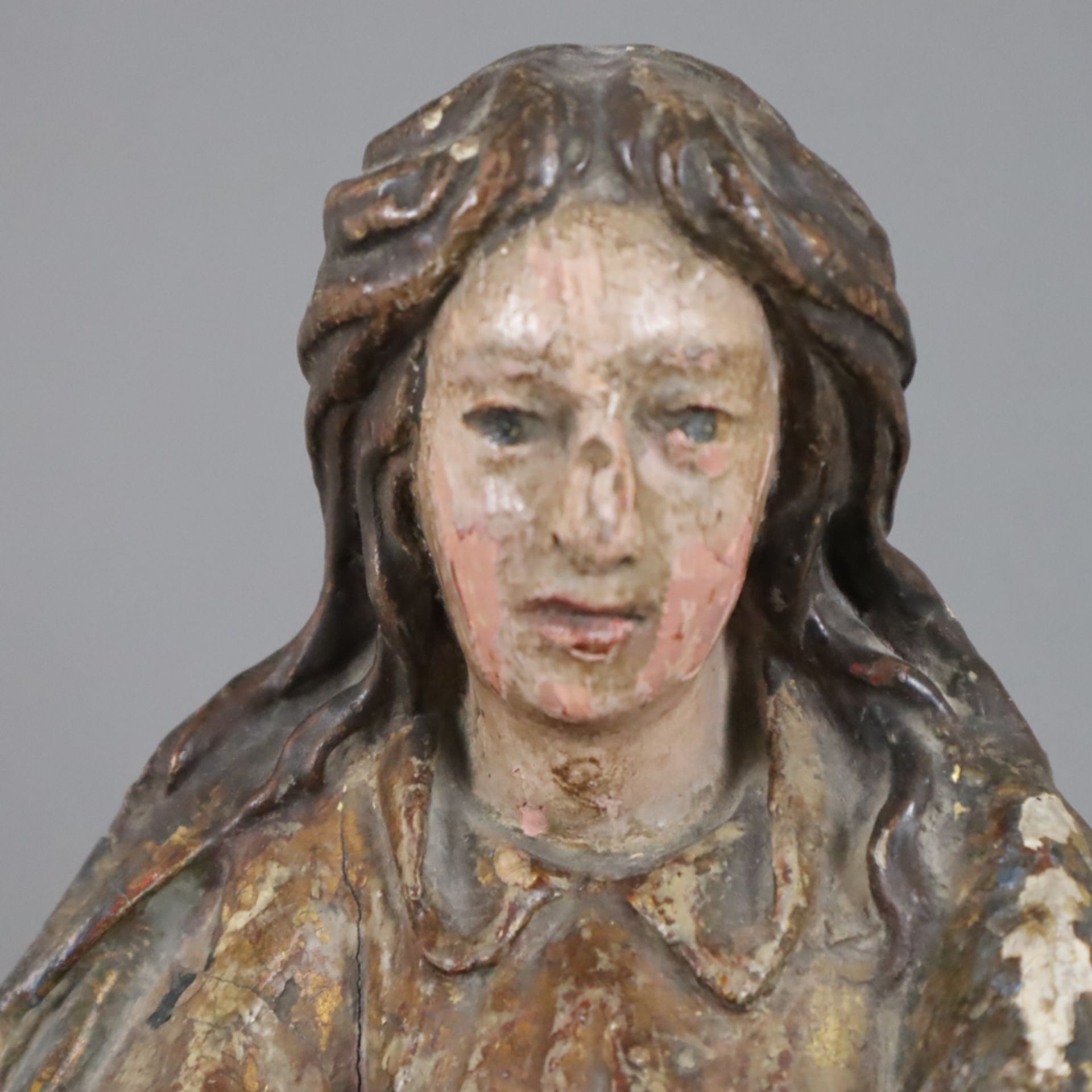 Maria Immaculata - 18./19.Jh., Holzfigur, farbig und gold gefasst, vollplastische Darstellung der a - Image 3 of 15