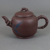 Zisha-Teekanne - China, rot-braunes Yixing-Steinzeug, kugeliger Korpus, Henkel, Tülle und Deckelkna