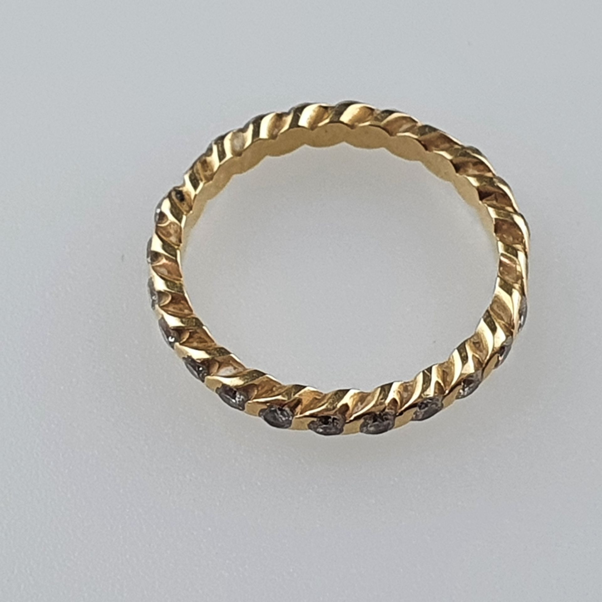 Filigraner Memory-Ring - Gelbgold 750/000, rundum mit 23 facettierten Kleindiamanten ausgefasst, 1 - Bild 3 aus 4