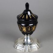 Glasdeckelpokal mit Silberfuß- um 1900, dunkelviolettes Glas, facettiert und geschliffen, Goldstaff