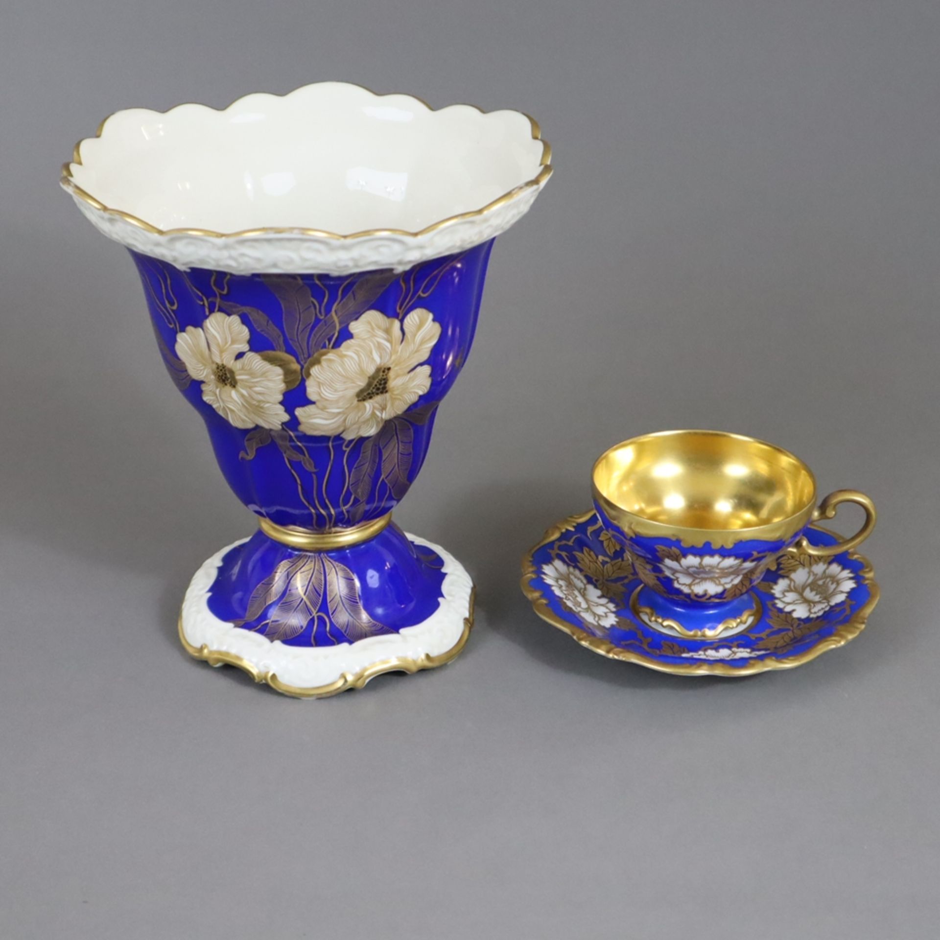 Konvolut Rosenthal - Porzellan, Blumenmalerei in Gold auf partiell blauem Fond, 1x Fußvase mit reli