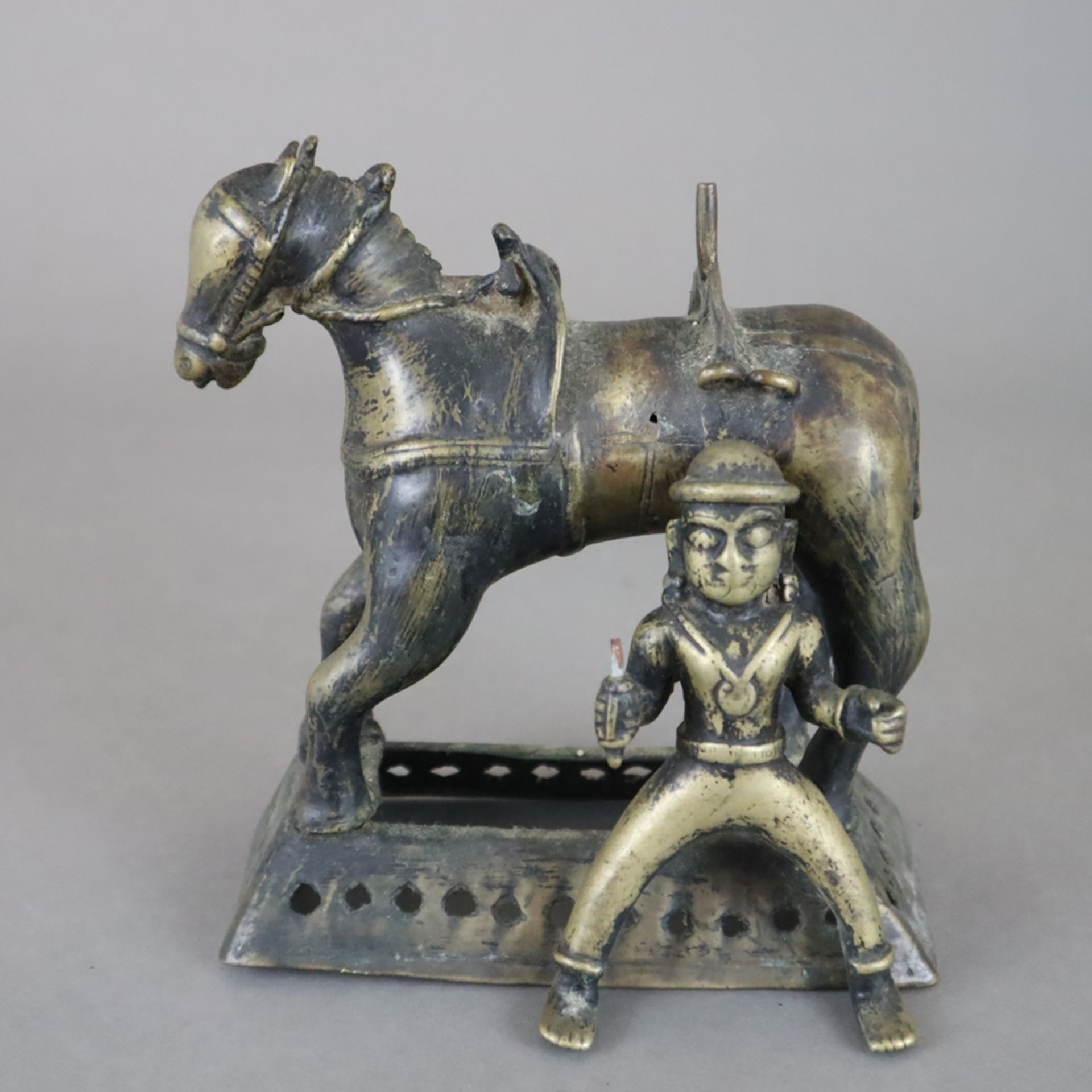 Reiter auf Pferd - Indien, gelbe Bronze, vermutlich die Gottheit Khandoba, die mit Shiva identisch - Bild 7 aus 9