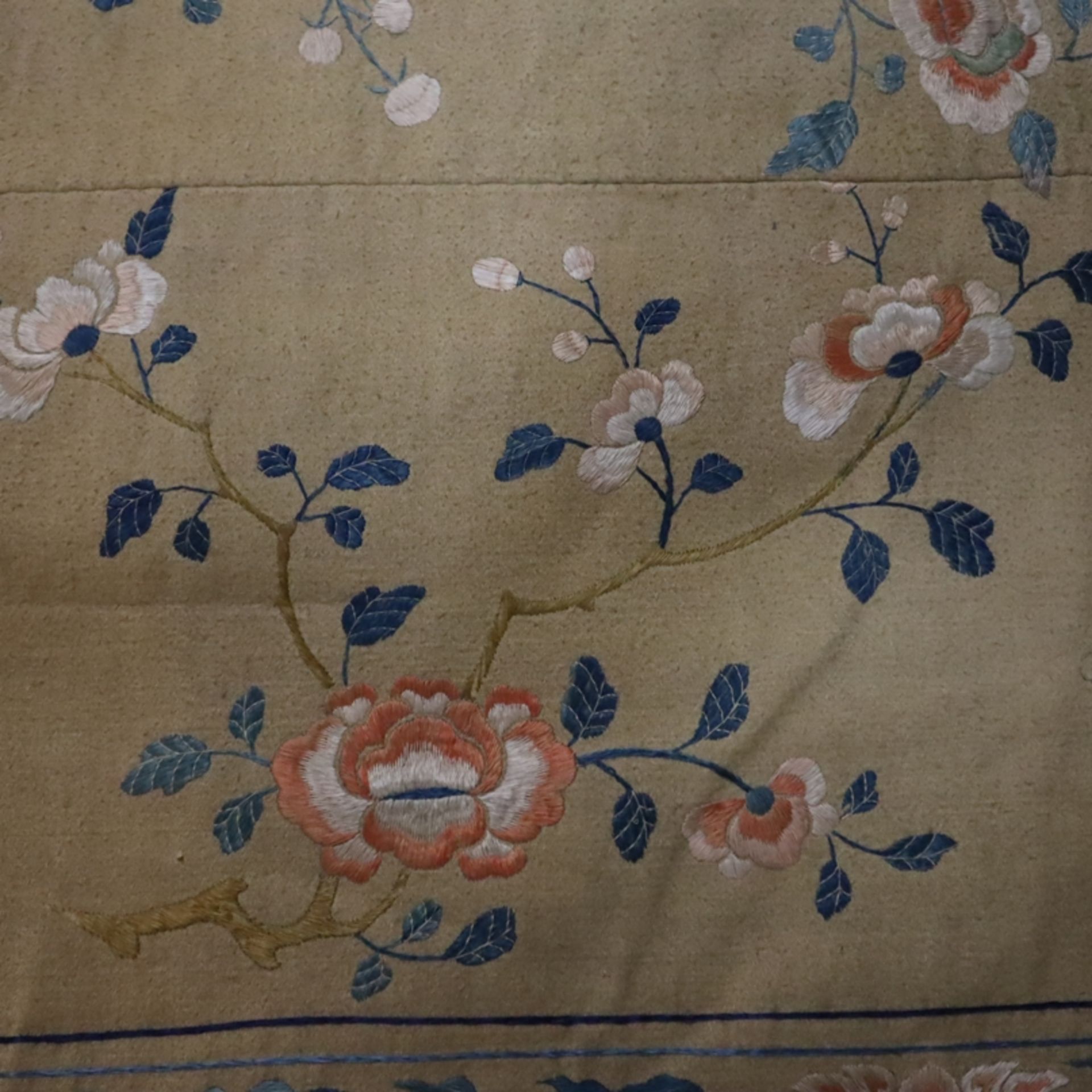 Bestickter Wandbehang - China, teils ausgehende Qing-Dynastie, sehr großes Textil bestickt mit blüh - Bild 5 aus 15