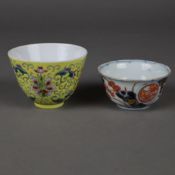 Zwei Koppchen - China, kleines Koppchen mit Dekor in Imari-Farben, H./Dm.ca.3,5/7cm, blattförmige u