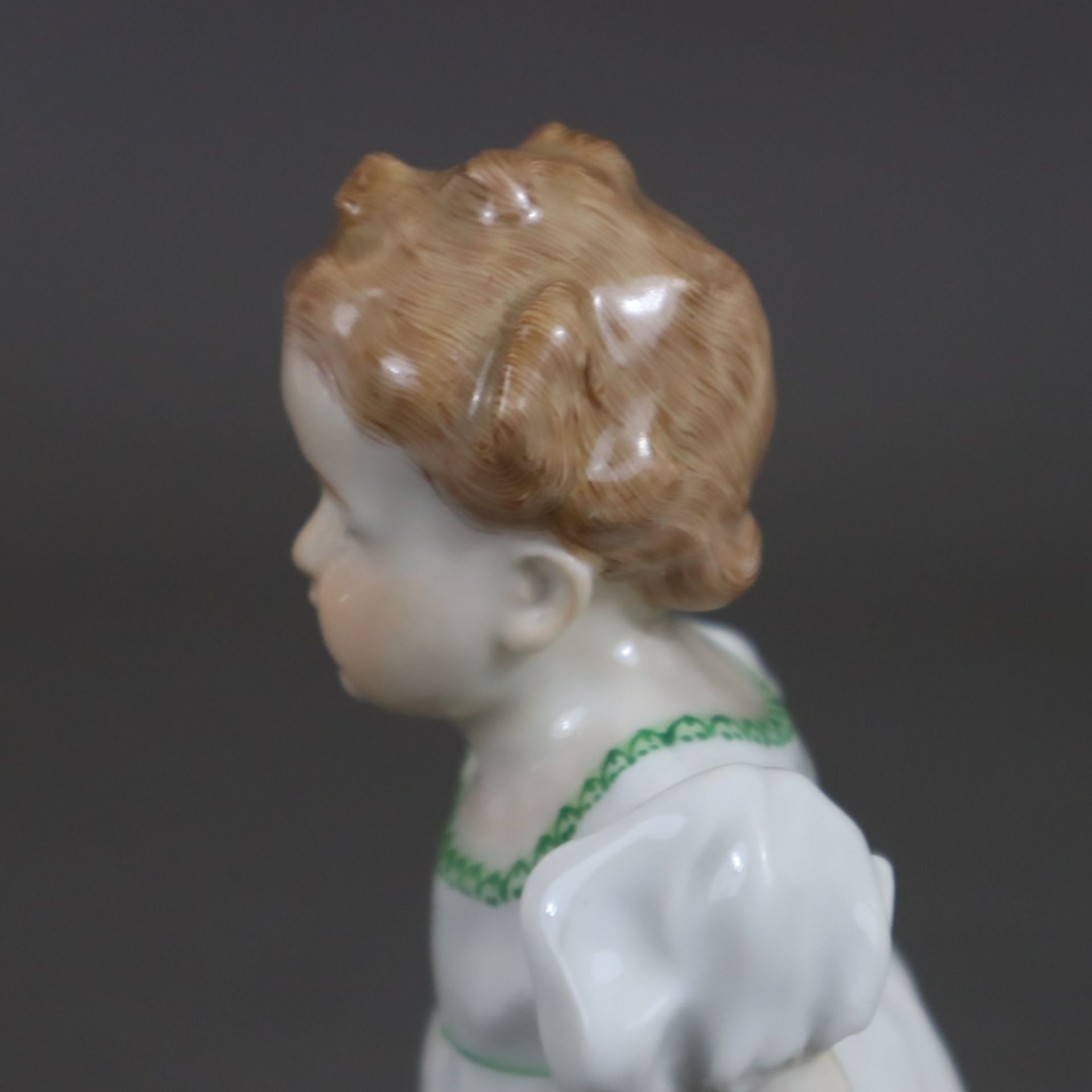 Hentschelkind "Mädchen mit Puppe" - Meissen, Mod.Nr. X164, Entwurf von 1907: Konrad Hentschel (1872 - Bild 7 aus 12