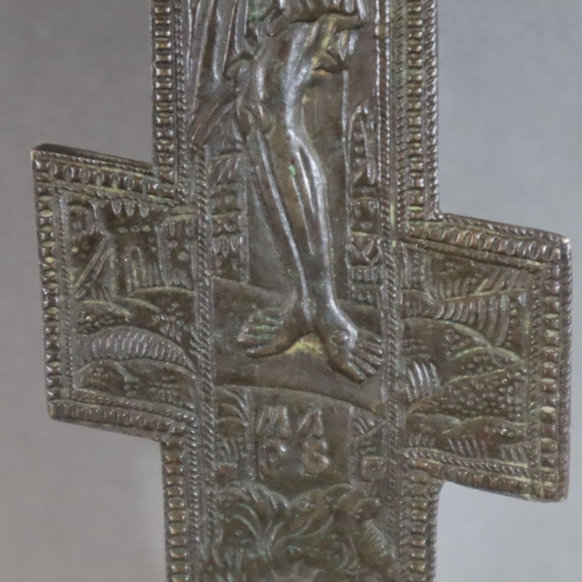 Segenskreuz - Russland, 19.Jh., Bronze, dunkel patiniert, reliefierte Darstellung Christi im Typus - Image 8 of 10