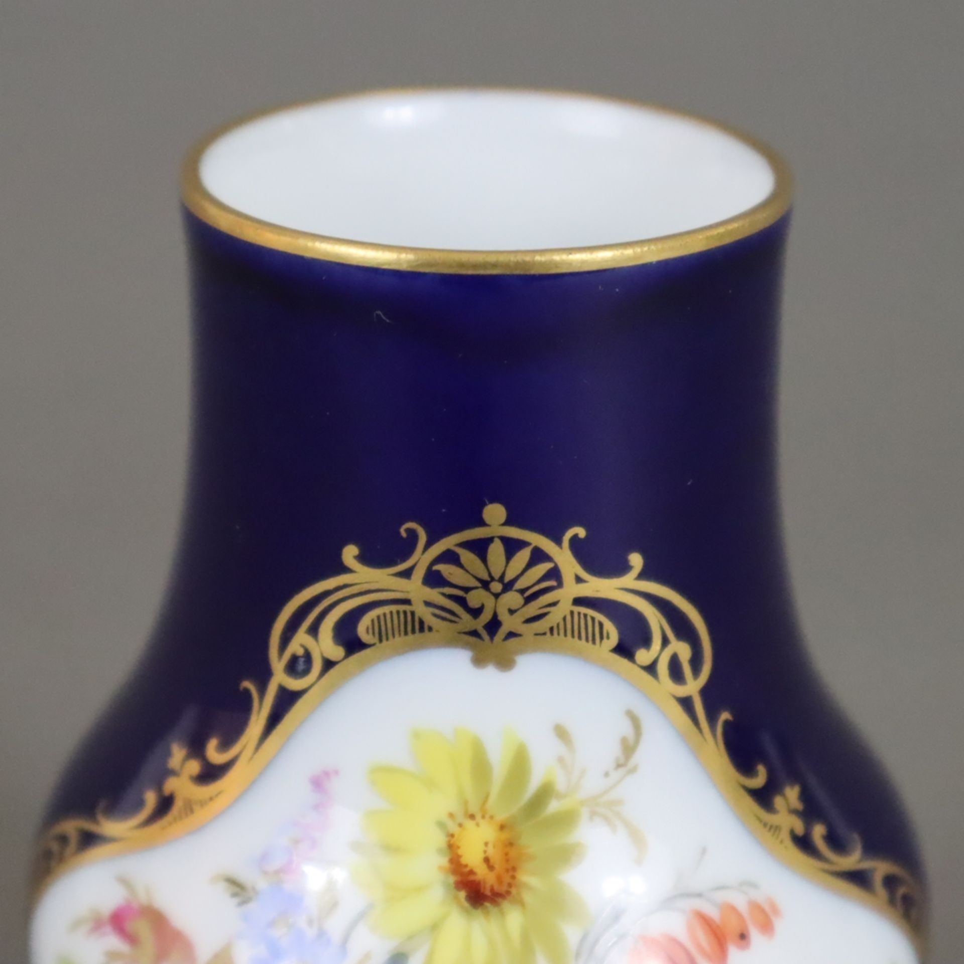 Kleine Vase - Meissen, Knaufzeit (1850-1924), Porzellan, kobaltblauer Fond, schauseitig polychrome - Bild 2 aus 8