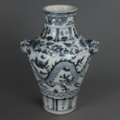 Blau-weiße Vase - China, in Unterglasurblau staffiert, Drachenmotive, Ranken sowie unterschiedliche