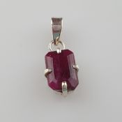 Rubin-Anhänger - 925er Silber, besetzt mit facettie | 925 Silver Pendant with a Ruby of 9.5ct, ca.