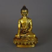 Buddha Shakyamuni - sinotibetisch, Kupferlegierung vergoldet, im padmasana auf Lotosthron sitzend,
