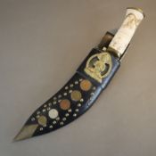 Khukuri-/Kukri-Messer mit Beimessern und Scheide - Nepal, schwere Eisenklinge mit Doppelrille am Me