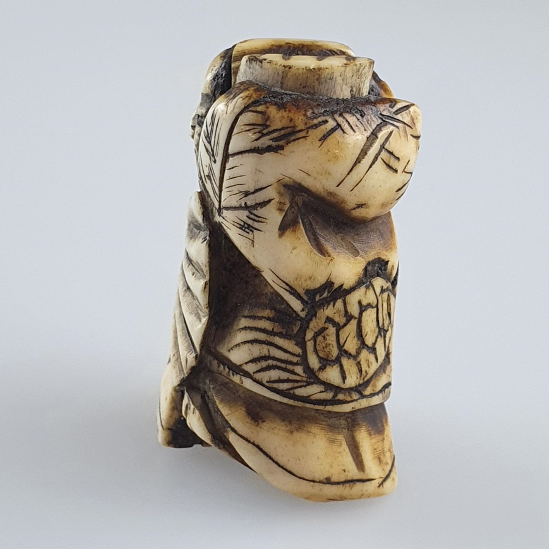 Katabori-Netsuke - Japan,wohl Meiji-Zeit, Sambaso-Tänzer mit Schildkröte, Hirschhorn, schwarz gefär - Bild 2 aus 6