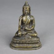 Buddha Shakyamuni - kleine Bronze, Buddha Shakyamuni auf doppeltem Lotosthron, seine Rechte in Erda