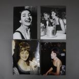 Konvolut: Vier Fotografien von Maria Callas - zwei s/w und zwei Farbfotografien, verso diverse Foto