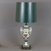 Tischlampe - Porzellan-Deckelvase mit Metallmontur als Lampe umgebaut, auf rechteckigem Sockel Balu