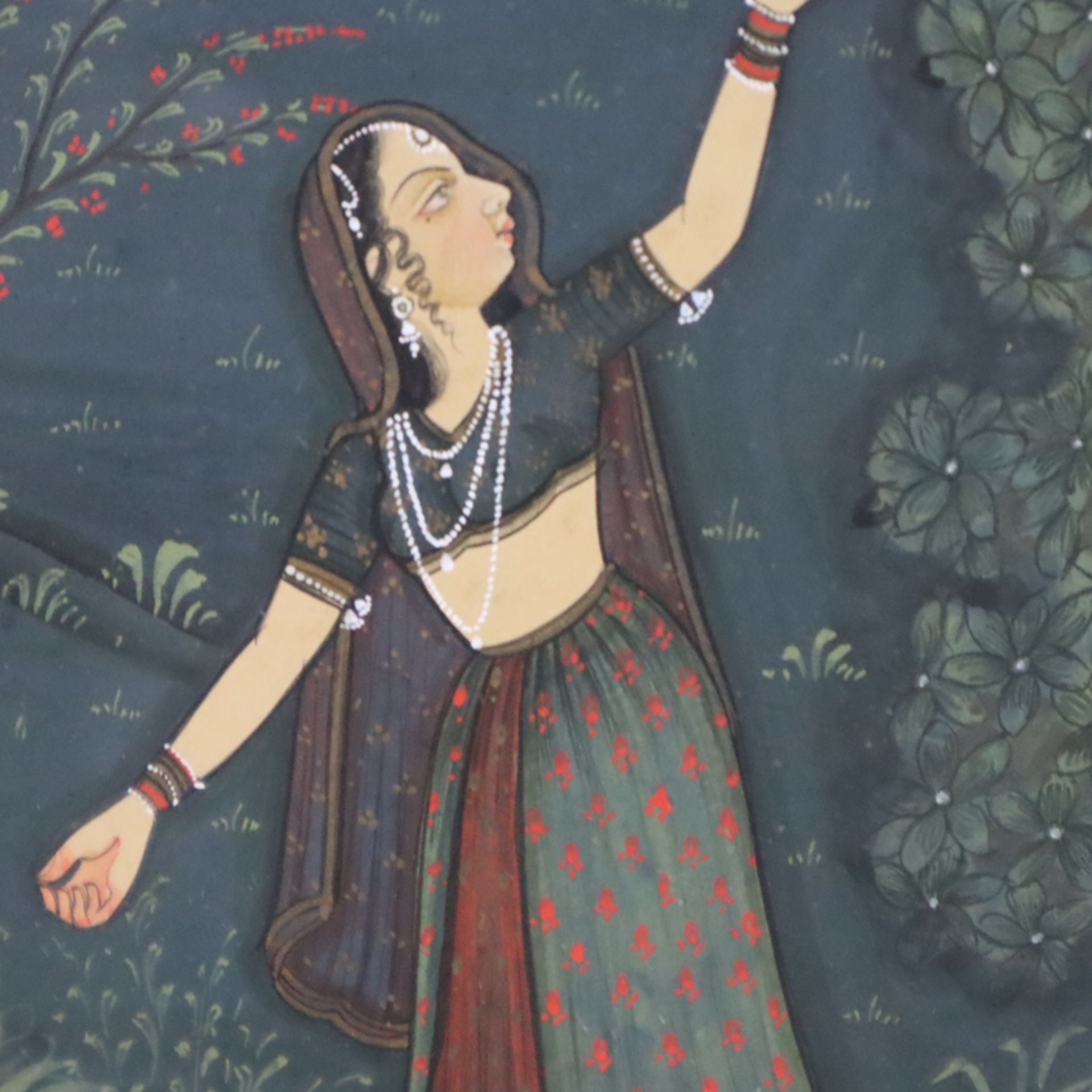 Indische Miniaturmalerei - Maharani mit Pfau im Garten, feine Gouachemalerei, Darstellung einer ind - Image 3 of 5