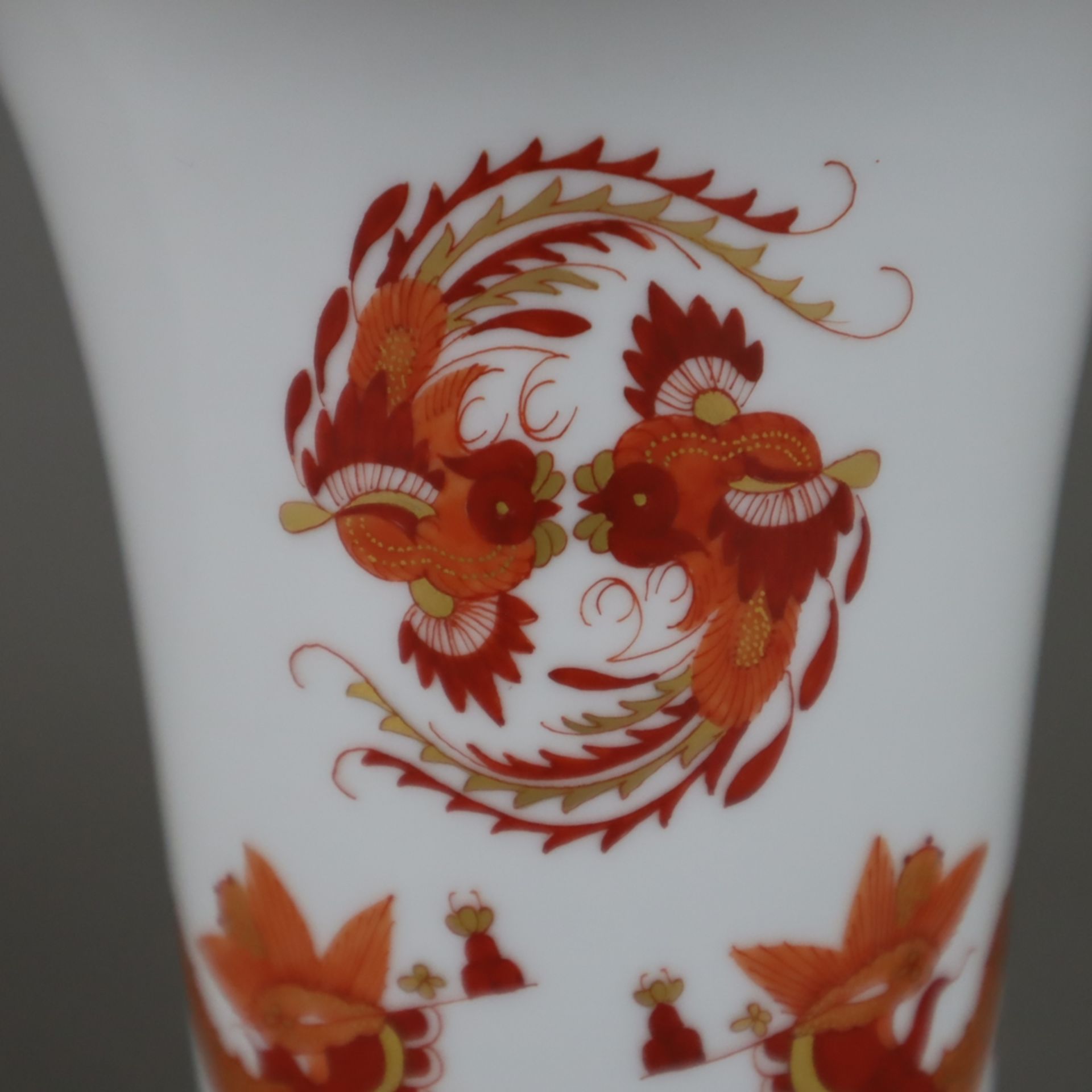 Vase und Gebäckschale - Meissen, 20.Jh., Dekor "Roter Hofdrache" mit Goldakzenten, Porzellan, 1x Tr - Bild 3 aus 12