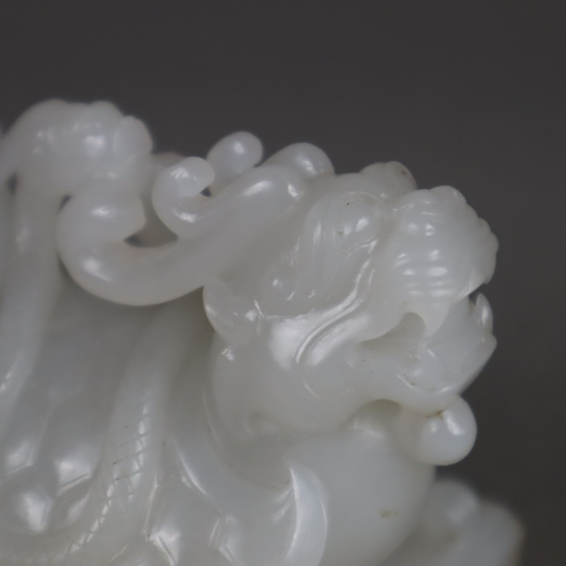 Jadesiegel - China 20.Jh., fein geschnitzte gräulich-weiße Jade (1 Ecke bräunlich verfärbt), Siegel - Image 3 of 9