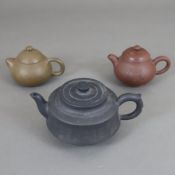 Drei kleine Zisha-Teekannen - China, Yixing-Steinzeug, diverse Farben und Ausführungen, teils einge