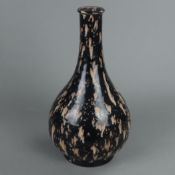 Flaschenvase - China, Keramik, dunkelbraune Glasur mit hellem Tupfendekor, Standring unglasiert, H.