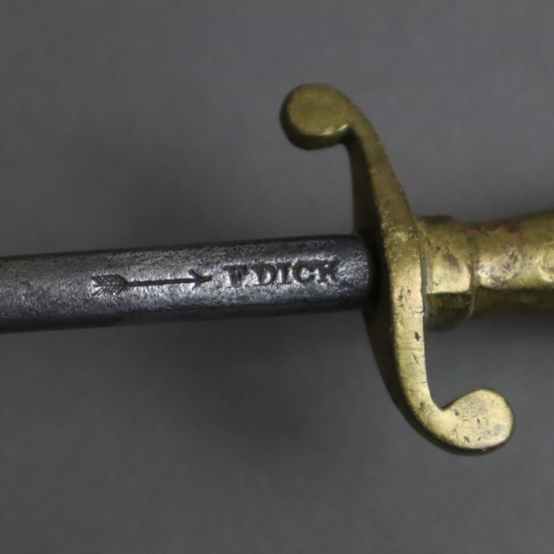 Wetzstahl - Stahl, Messinggriff, gestempelt mit Pfeil und "F.Dick", L.ca. 37cm - Image 3 of 3