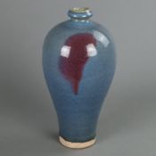 Meiping-Vase mit Glasur im Jun-Stil - China, Steinzeug, hellblaue Glasur mit magentafarbenem Kupfer