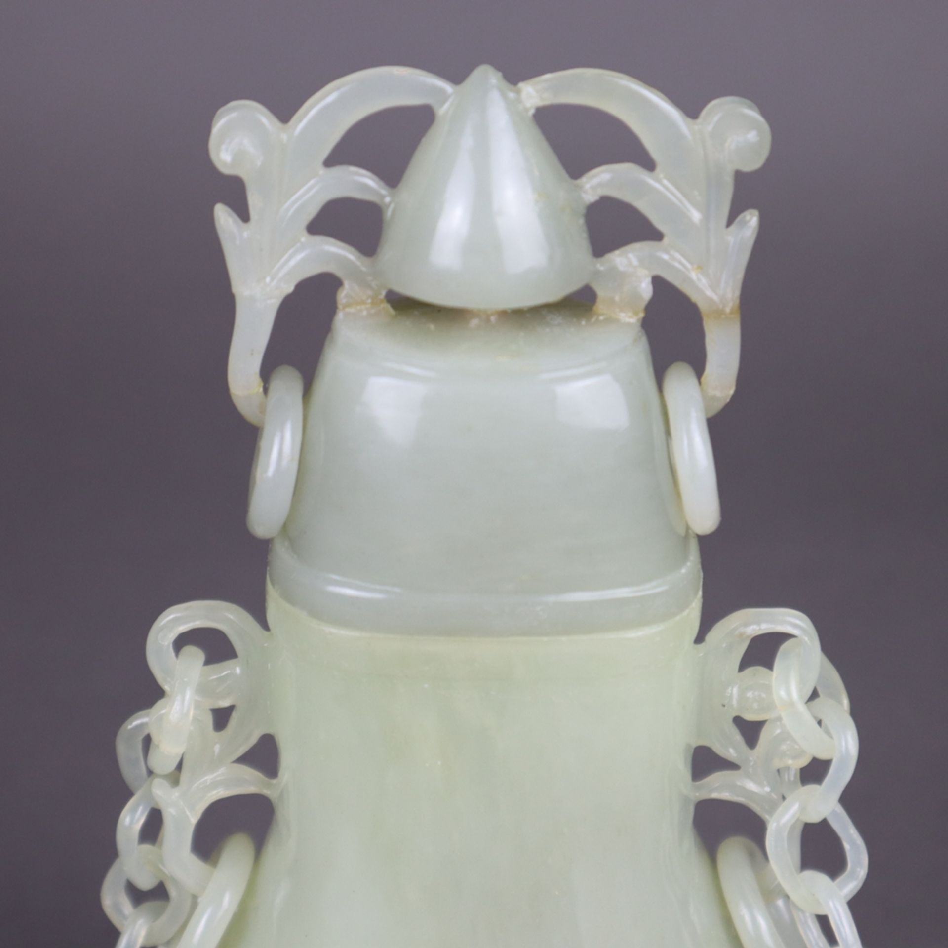 Jadevase mit Kette - China, H.ca.21cm (ohne Kette), hellgrüne transluzente Jade, flache Vase mit ho - Bild 2 aus 9