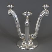 Ausladender Tischleuchter im Art-Déco-Stil - 3-flammig, Metall versilbert, gestempelt „GK“, runder