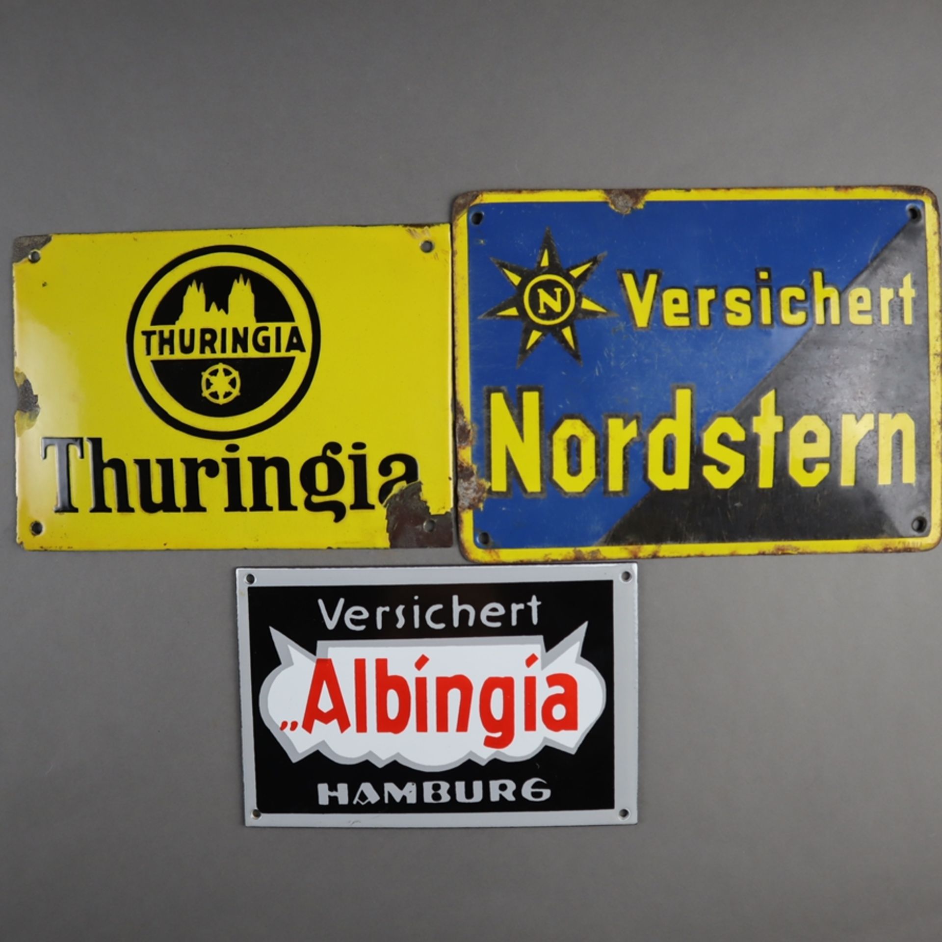 Drei Versicherungsschilder - Blech/Email, 1x Thuringia Versicherung, 1x "Versichert Nordstern", 1x