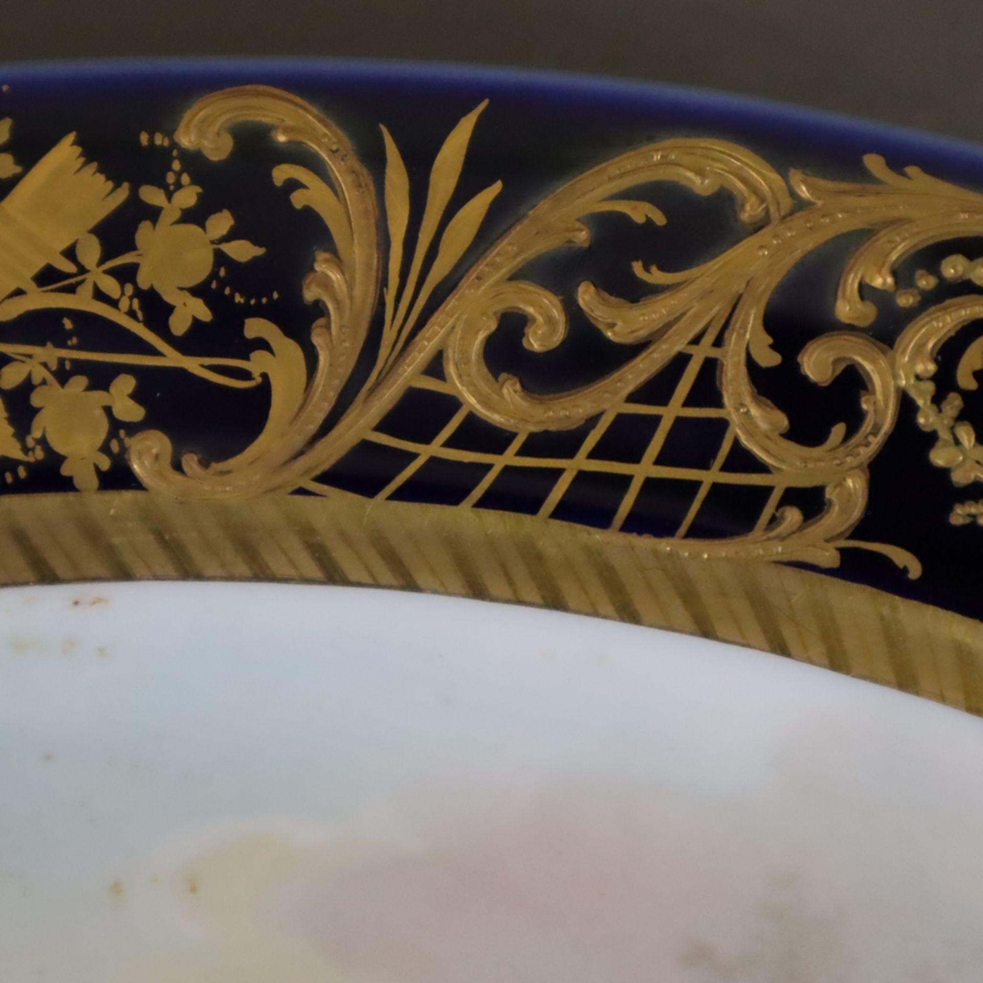 Zierplatte - Porzellan, ovale Form, im Spiegel polychrom bemalte galante Szene, signiert "Beranger" - Bild 7 aus 12