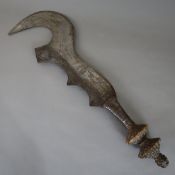 "Ngulu"- Schwert - D.R.Kongo- Sichelform, längliche Rillengravur auf der Klinge, Holzgriff mit lins