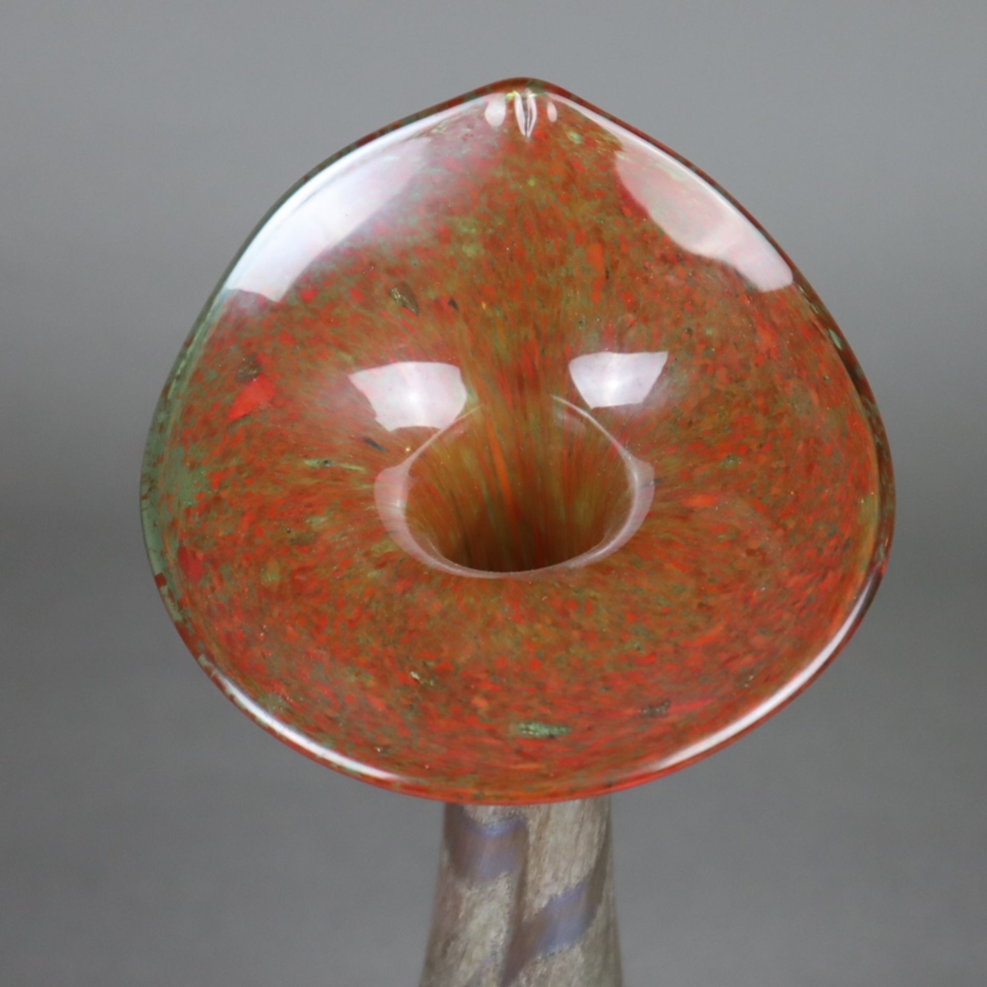 Jugendstil-Vase - irisiertes Glas mit farbigen Pulvereinschmelzungen, gebauchter Korpus mit langem - Bild 2 aus 8