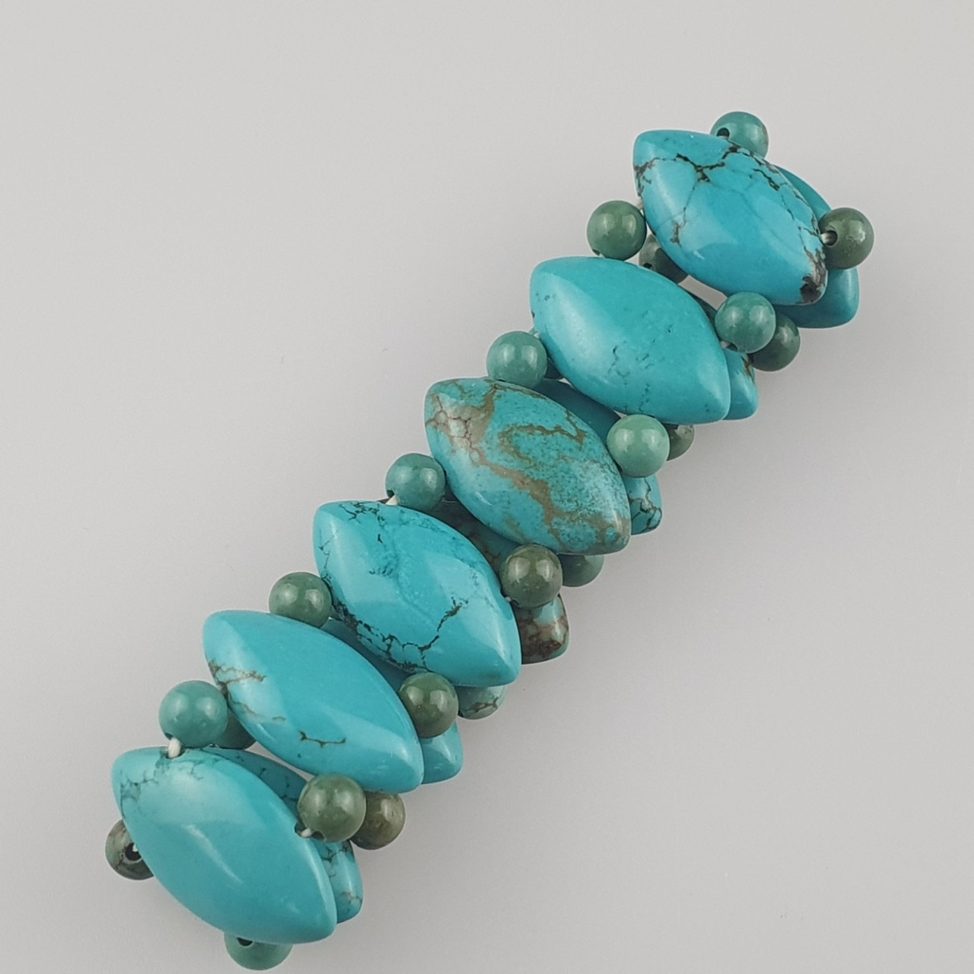 Armband - navetteförmige Türkise und kleine Zwischenperlen, flexibel aufgezogen, B.ca.2,5cm, ca.45,