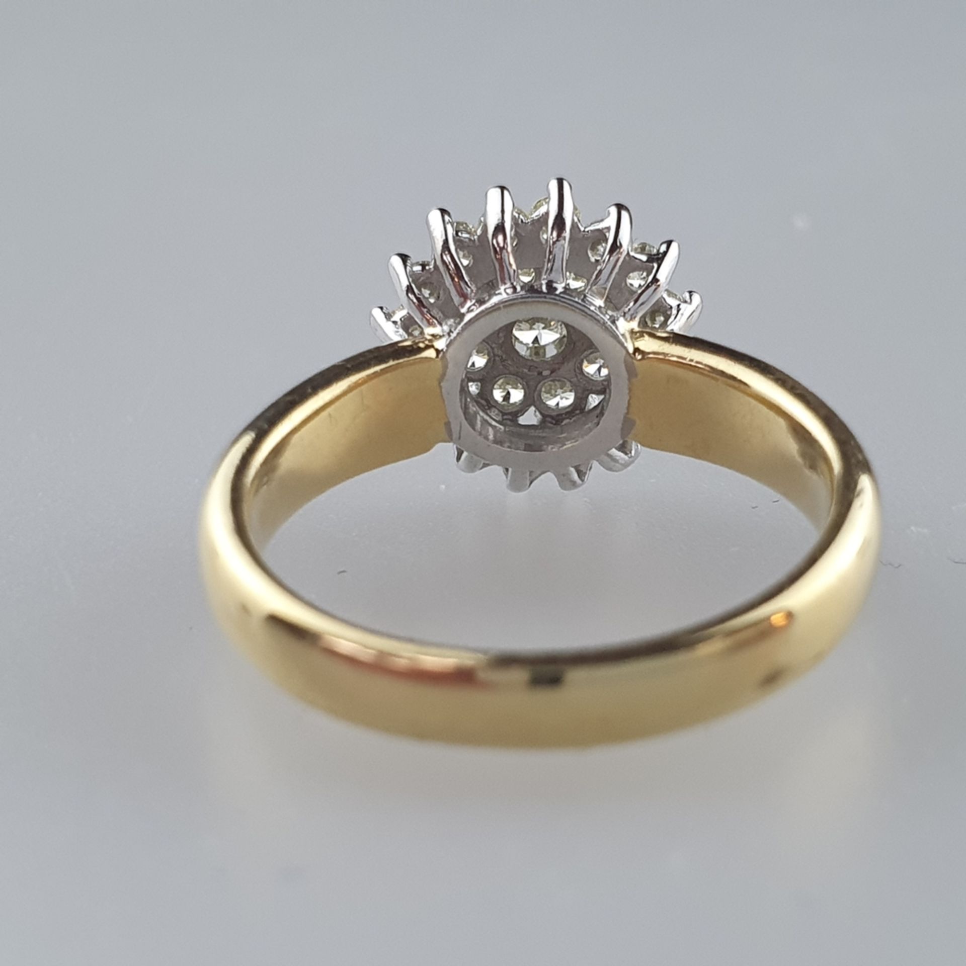 Elegant-klassischer Diamant-Rosettenring - Gelbgold/Weißgold 750/000, runder Ringkopf in mehreren E - Bild 5 aus 5