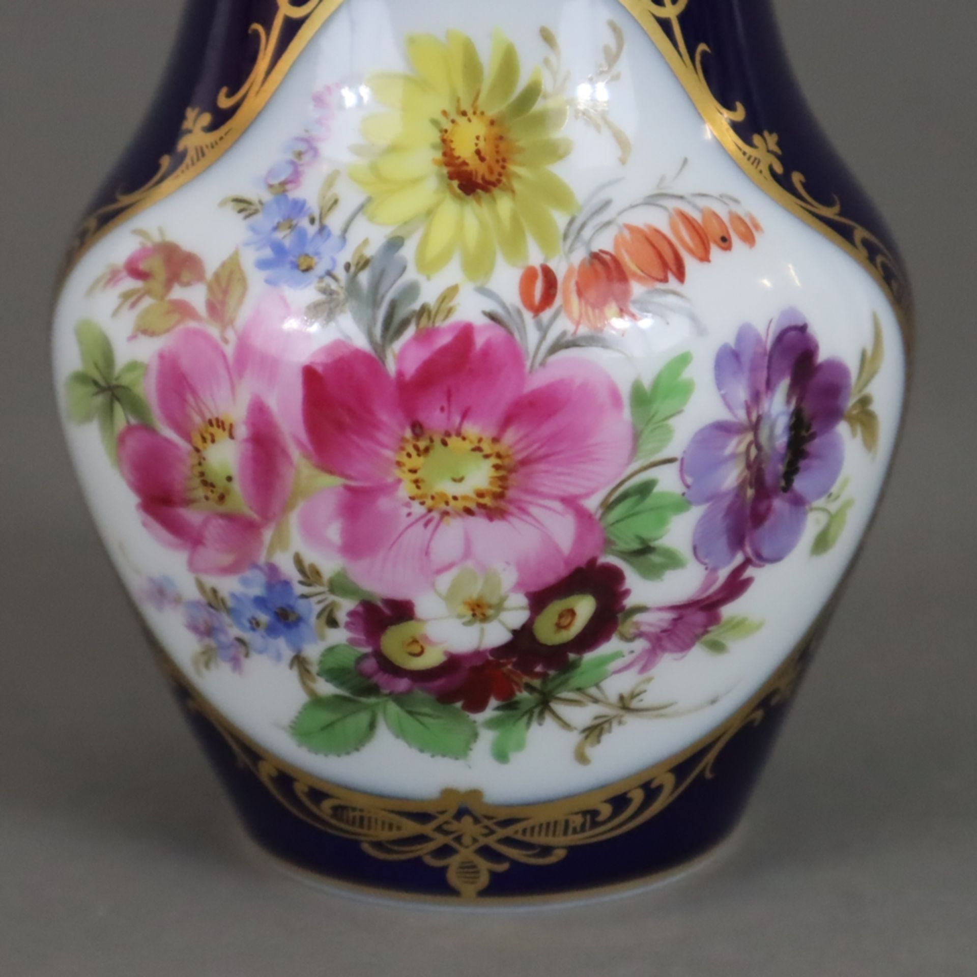 Kleine Vase - Meissen, Knaufzeit (1850-1924), Porzellan, kobaltblauer Fond, schauseitig polychrome - Bild 3 aus 8