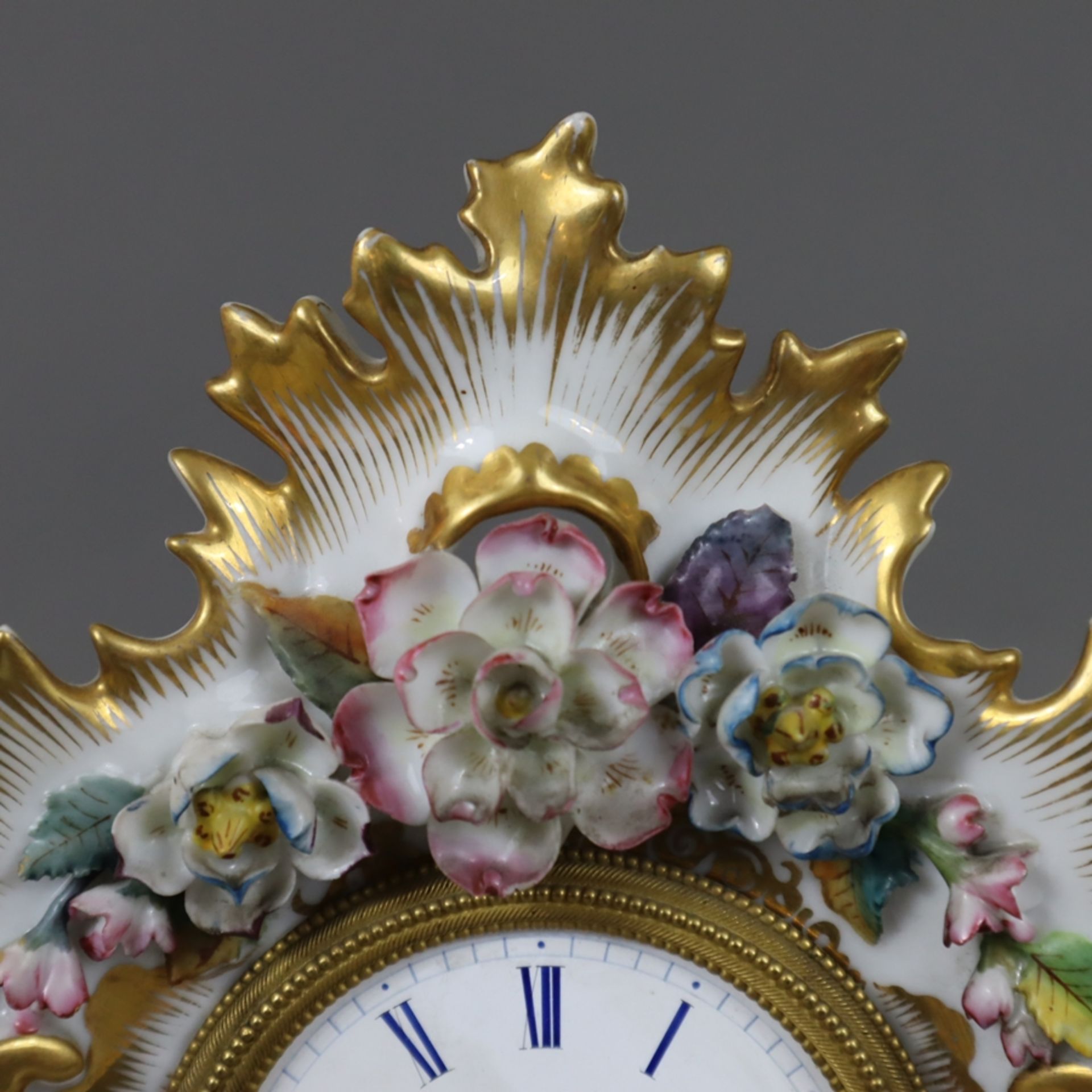 Porzellanuhr - teils durchbrochen gearbeitetes Rocaillegehäuse mit polychromer Blumenmalerei, Golds - Bild 3 aus 11