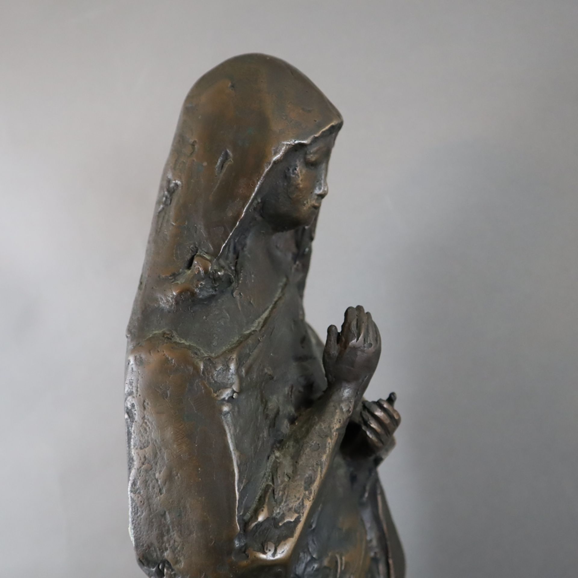 Spreng, Blasius (1913-München-1987) - Marienfigur, um 1960, Bronze, braun patiniert, Darstellung de - Image 9 of 11
