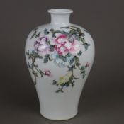 Porzellanvase - China, 20.Jh., Körper in Meiping Form, auf der Wandung blühende Rosenzweige in poly