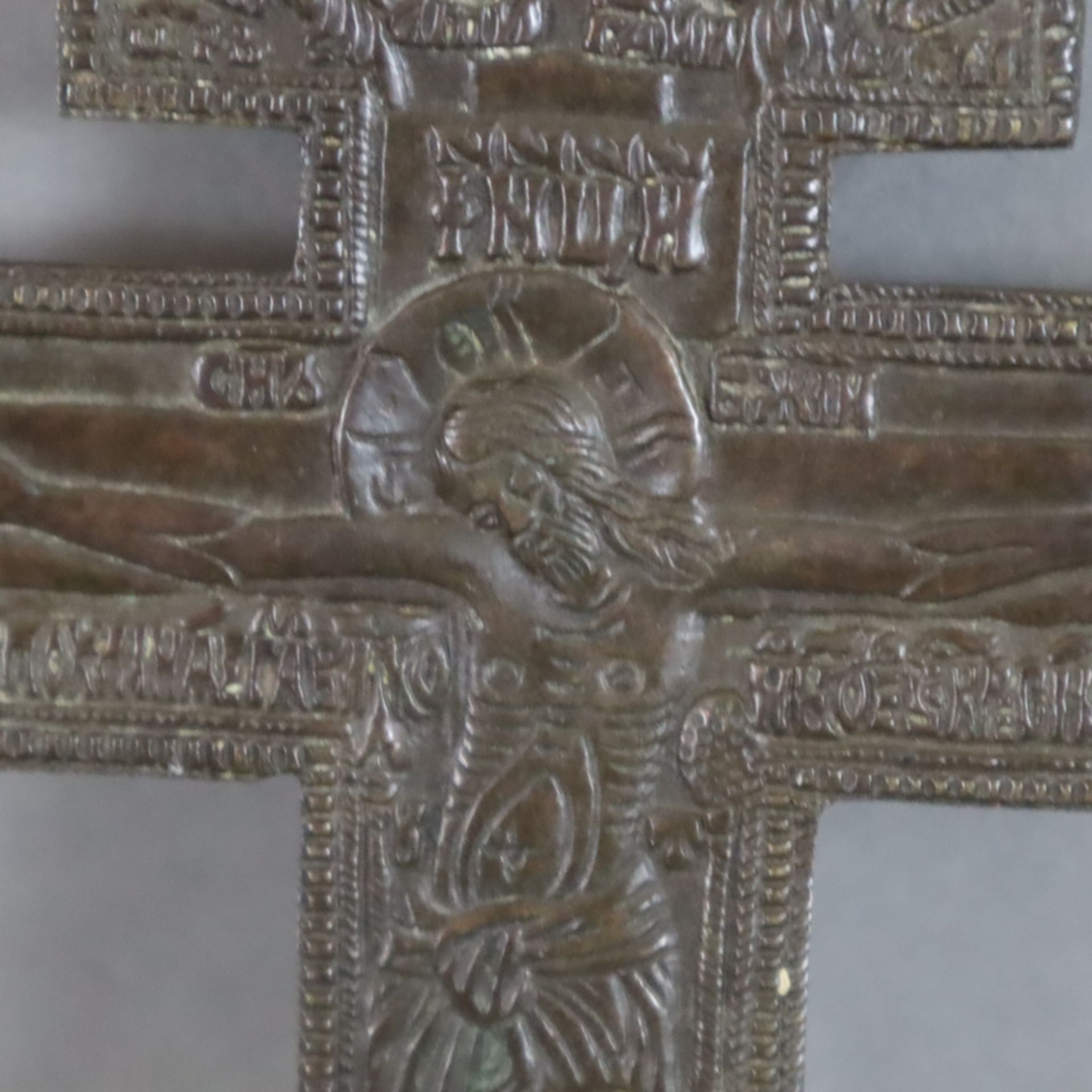 Segenskreuz - Russland, 19.Jh., Bronze, dunkel patiniert, reliefierte Darstellung Christi im Typus - Image 3 of 10