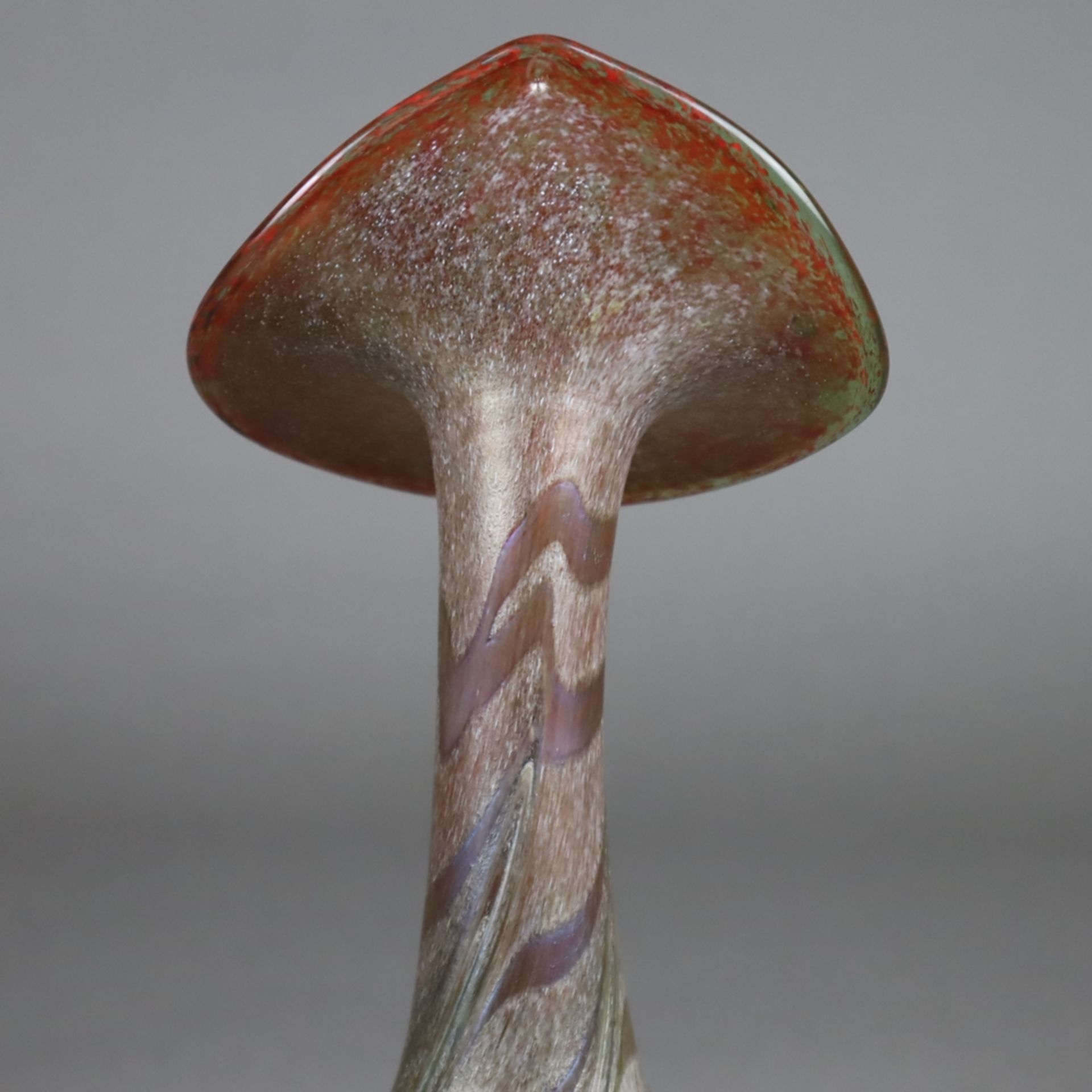 Jugendstil-Vase - irisiertes Glas mit farbigen Pulvereinschmelzungen, gebauchter Korpus mit langem - Bild 5 aus 8