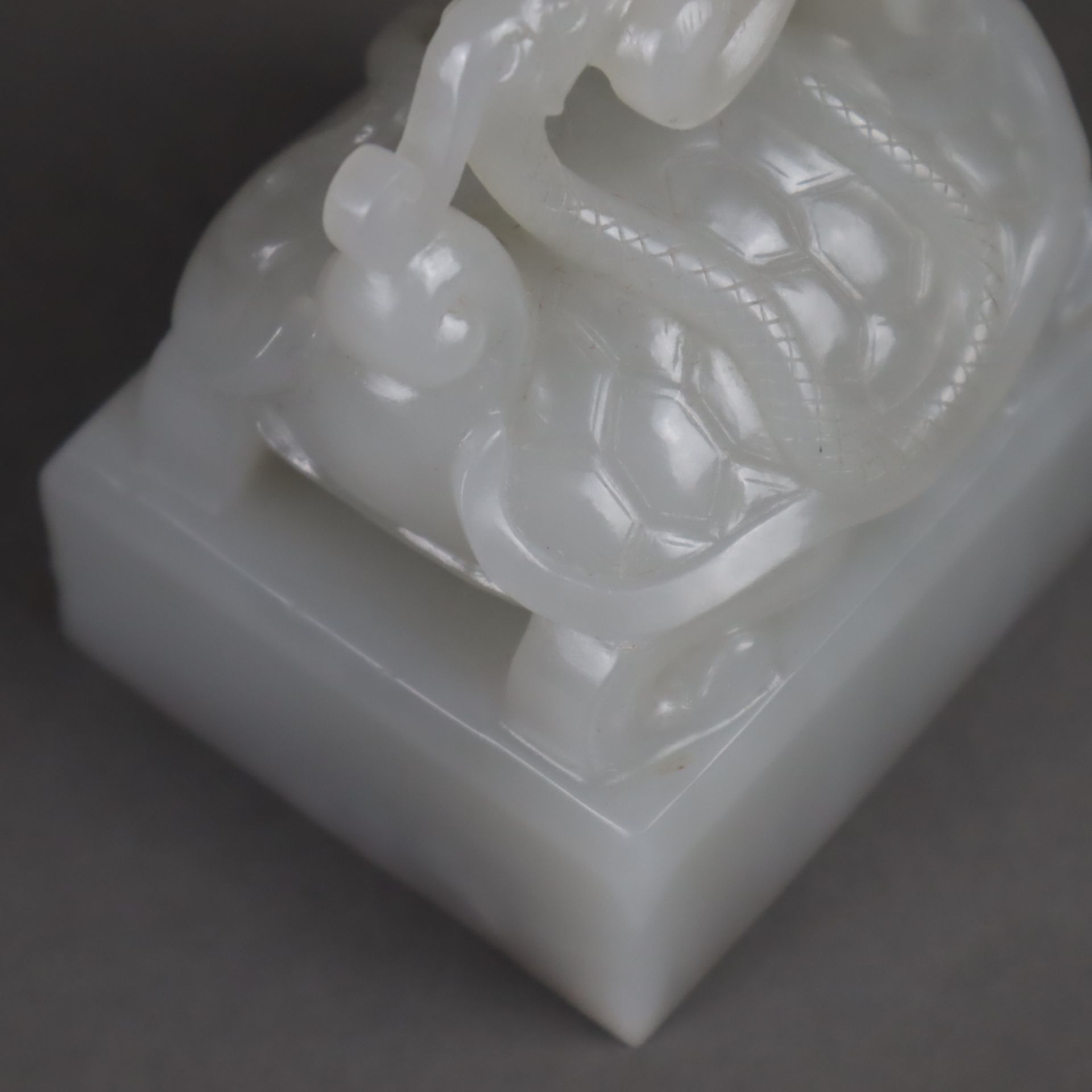 Jadesiegel - China 20.Jh., fein geschnitzte gräulich-weiße Jade (1 Ecke bräunlich verfärbt), Siegel - Image 8 of 9