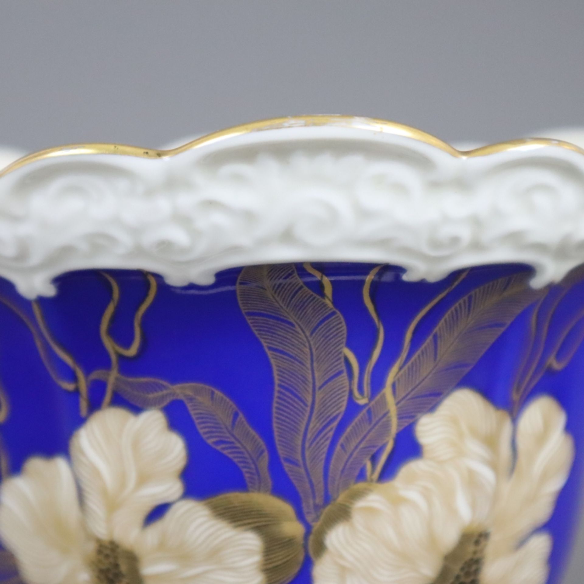 Konvolut Rosenthal - Porzellan, Blumenmalerei in Gold auf partiell blauem Fond, 1x Fußvase mit reli - Bild 3 aus 10