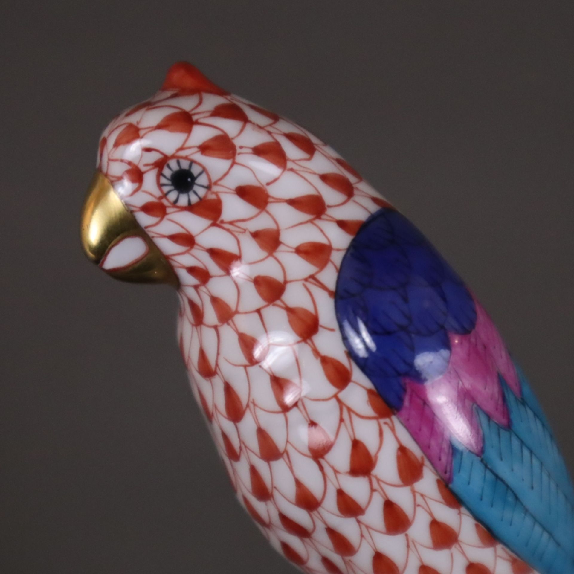 Tierplastik "Papagei" - Herend, Ungarn, polychrom bemalt mit grünem Schuppendekor und Goldakzenten, - Image 5 of 9