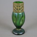 Glasvase - wohl Wilhelm Kralik Sohn/Böhmen, um 1900, grünes mattiertes Glas, irisierte Oberfläche,