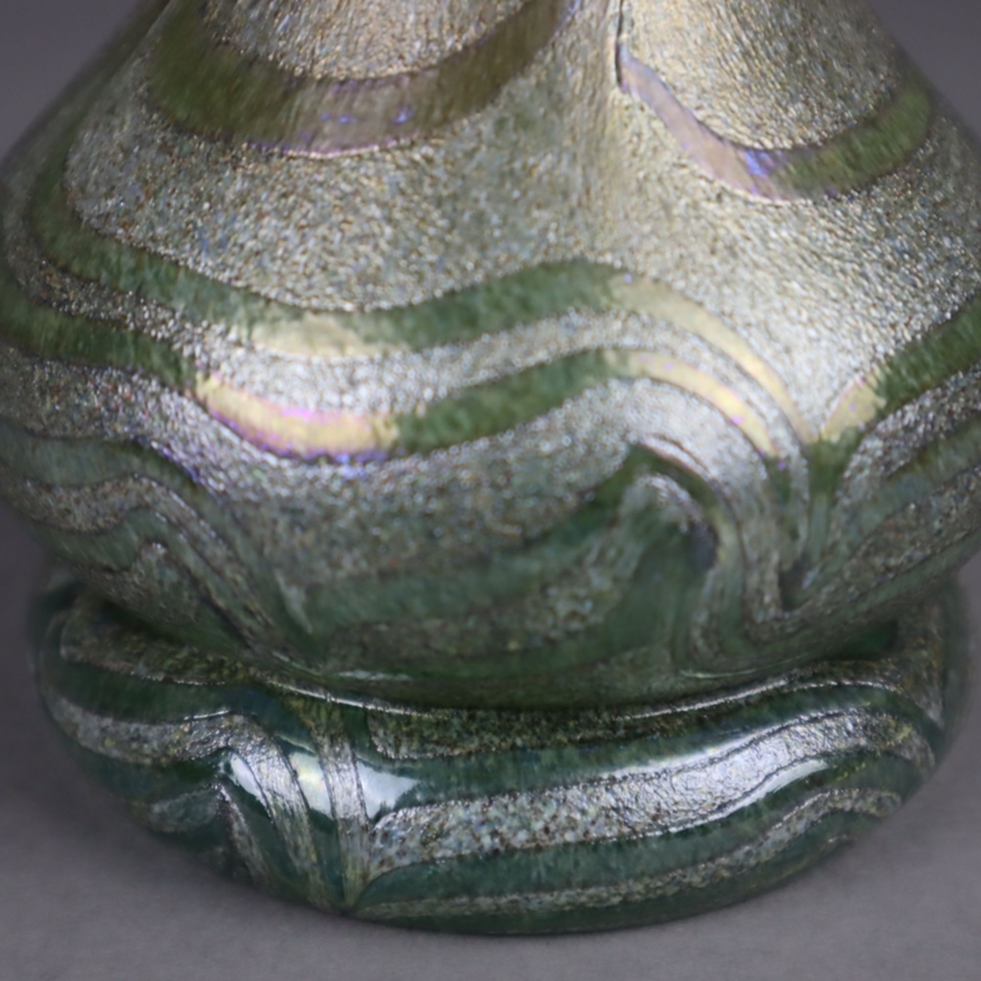 Jugendstil-Vase - irisiertes Glas mit farbigen Pulvereinschmelzungen, gebauchter Korpus mit langem - Bild 6 aus 8