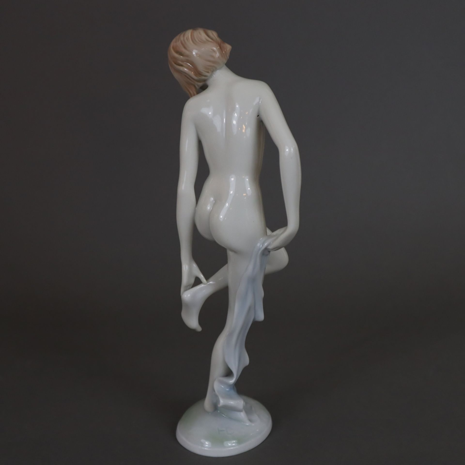 Badende mit Tuch - Metzler & Ortloff, weiblicher Akt im Art-Déco-Stil auf ovaler Plinthe, Porzellan - Bild 2 aus 8